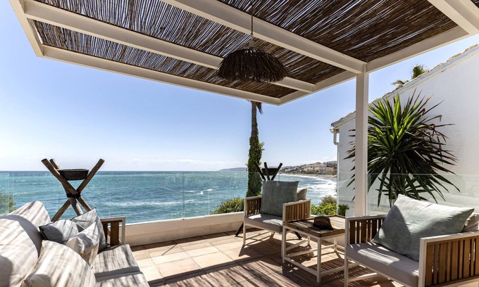 Buenas Noches House | Holiday Home 'Bahia Dorada By The Sea' with Sea View, Shared Pool, Garden & Wi-Fi