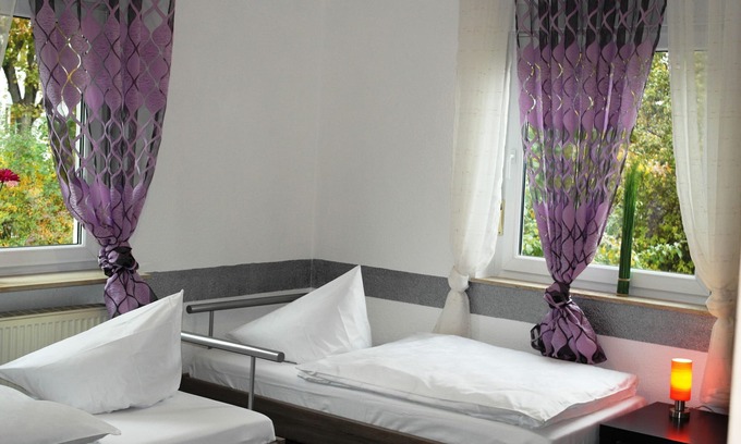 Laupheim House | Holiday Home 'Bailey' with Private Garden, Balcony and Wi-Fi