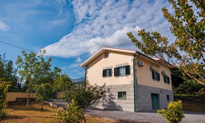 Ponte da Barca House | Holiday Home 'Belavista' with Lake View, Wi-Fi and Air Conditioning