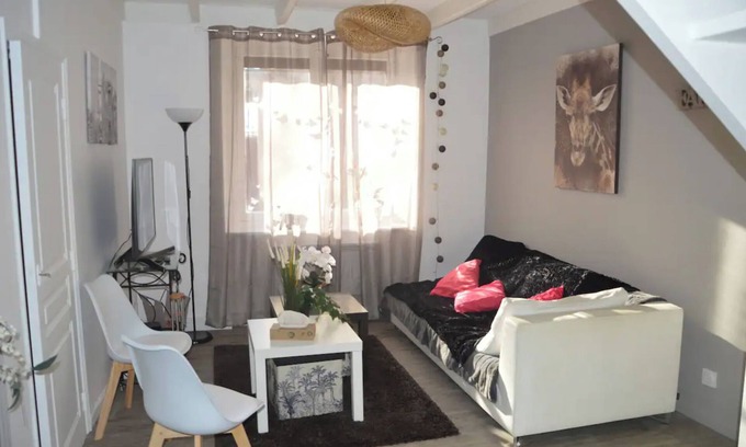 Pelussin House | Holiday Home 'Belle Maison De Village Avec Jardin' with Private Terrace, Private Garden and Wi-Fi
