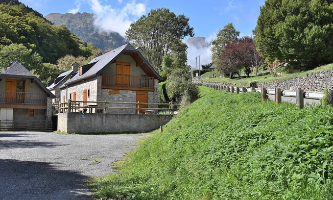 Aragnouet House | Holiday Home 'Bergerie Route De Piau Engaly' with Mountain View, Terrace and Garden