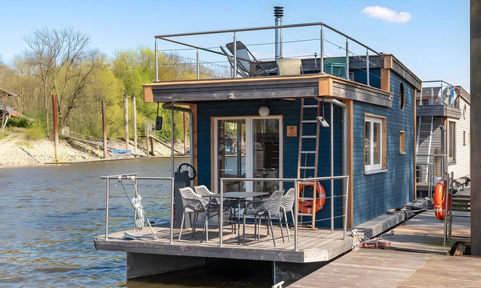 Neuland House | Holiday Home 'Besonderes Tiny Hausboot Marianne' with Private Terrace and Wi-Fi