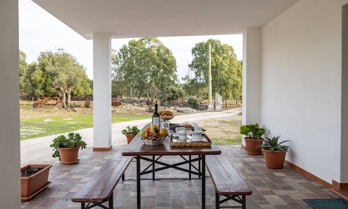 Galtelli House | Holiday Home 'Bonu Iloghe' with Mountain View and Garden