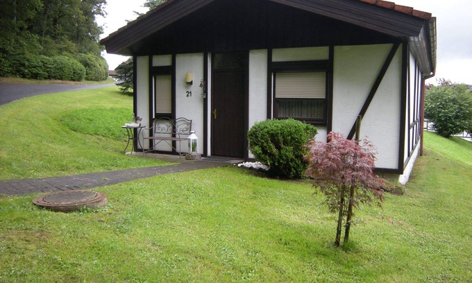 Dipperz House | Holiday Home 'Bungalow 21' with Shared Garden and Wi-Fi