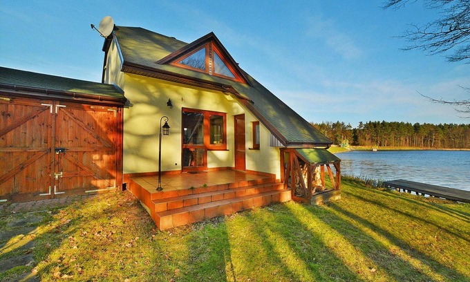 gmina Manowo House | Holiday Home by Lake Rosnowskie with Boat