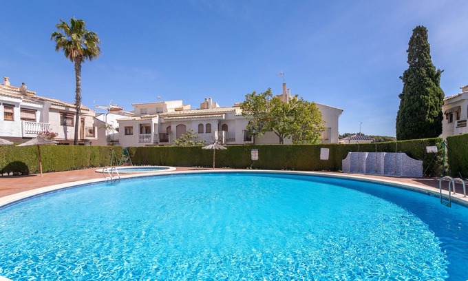 Los Arenales del Sol House | Holiday Home 'Casa en la playa con piscinas 11 A' with Shared Pool, Wi-Fi and Air Conditioning