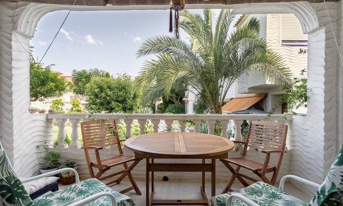 Los Arenales del Sol House | Holiday Home 'Casa en la playa con piscinas A' with Shared Pool, Garden and Air Conditioning