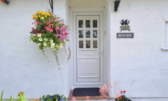 Brynsiencyn House | Holiday Home Caernarfon View Cottage by Interhome