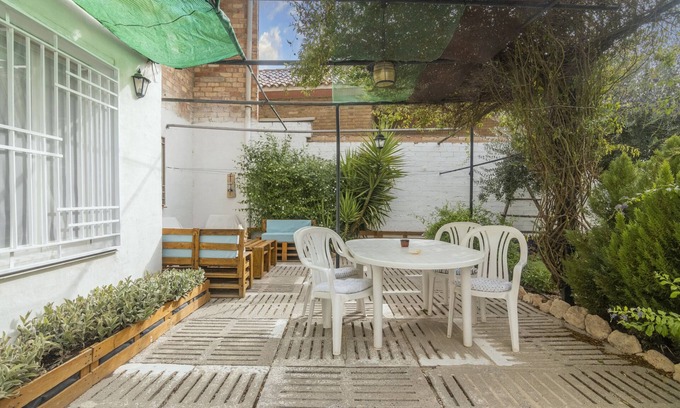 Torregrossa House | Holiday Home 'Cal Marcos' with Private Terrace, Private Garden and Wi-Fi