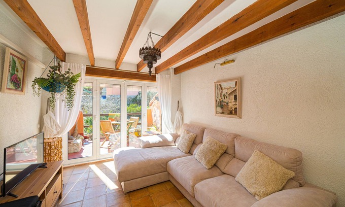 Tarbena House | Holiday Home "Can Lluna" with Mountain Views, Wi-Fi and Air Conditioning