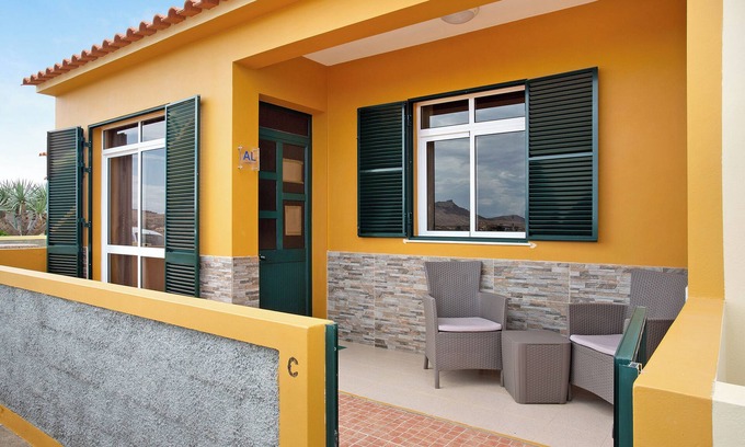 Vila Baleira House | Holiday Home "Cantinho Solpraia" with Sea View, Garden and Wi-Fi