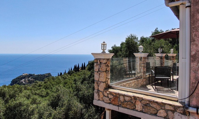 Lakones House | Holiday Home 'Captain Spiros House' with Mountain View & Wi-Fi