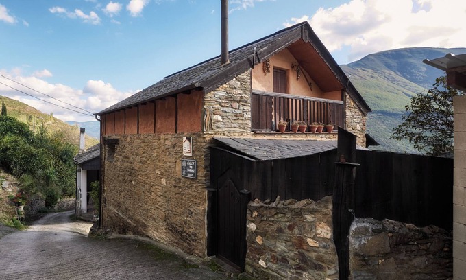 Odollo House | Holiday Home 'Carriles Romanos' with Mountain Views, Shared Pool and Private Terrace