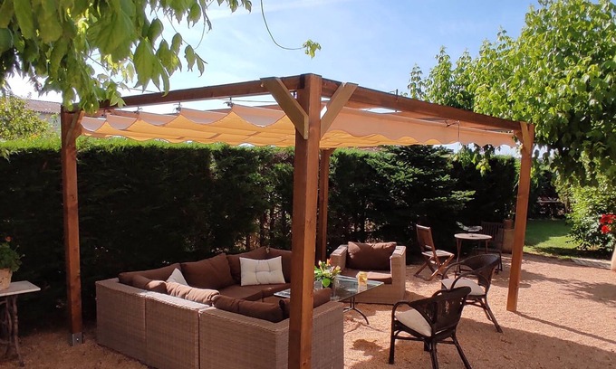 Vilobi d'Onyar House | Holiday Home "Casa Rural Can Abres" with Pool, Garden & Wi-Fi