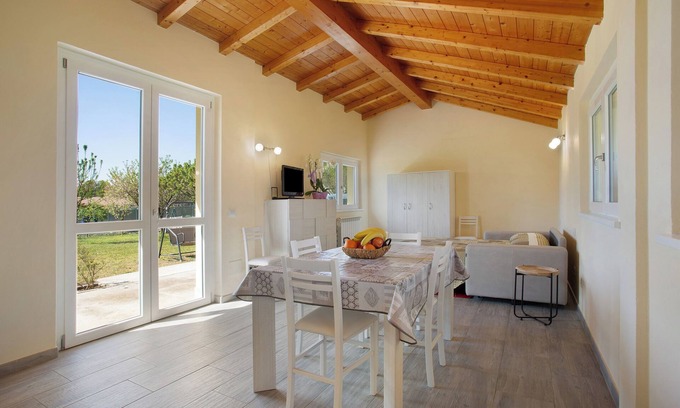 Lurate Caccivio House | Holiday Home Casina Bianca with Garden, BBQ & Wi-Fi