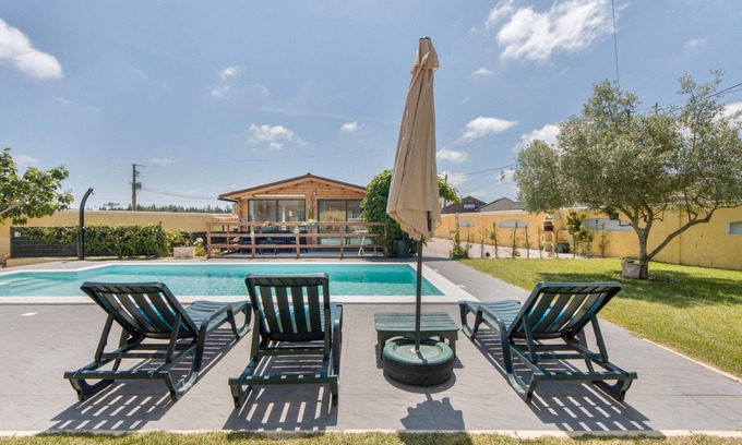 Ponte de Vagos House | Holiday Home 'Casinha Saragoça E Vergueiro' with Shared Pool, Wi-Fi and Air Conditioning