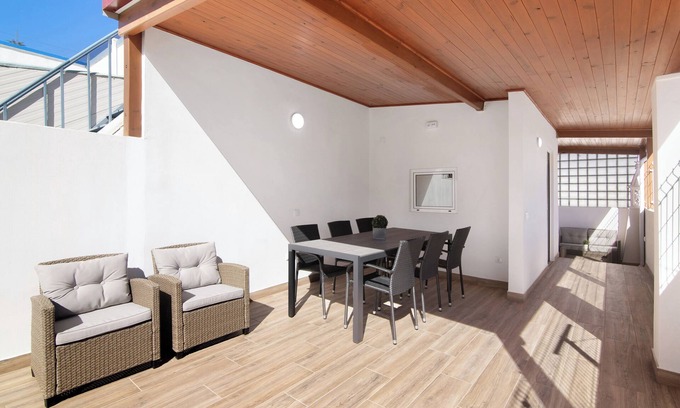 Fuseta House | Holiday Home 'Casa Anzol' with Private Terrace, Wi-Fi and Air Conditioning