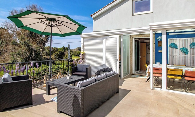 Moledo House | Holiday Home 'Casa Azul' with Mountain View, Shared Pool and Wi-Fi