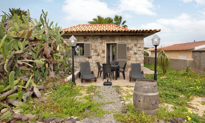Vila Baleira House | Holiday Home 'Casa Do Vinho' with Sea View, Private Terrace and Wi-Fi