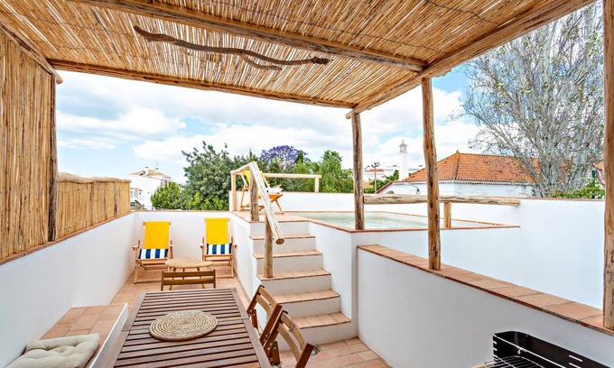Santa Luzia House | Holiday Home 'Casa Dos Avos' with Private Pool, Wi-Fi and Air Conditioning