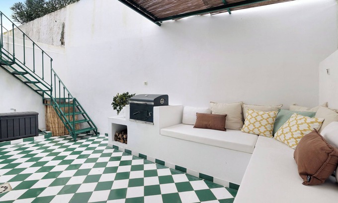 Alcochete House | Holiday Home 'Casa Da Praia' with Private Terrace, Balcony and Wi-Fi