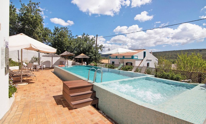 Loule House | Holiday Home "Casa da Tita - Apartamento Celeiro" with Mountain View, Pool, A/C & Wi-Fi