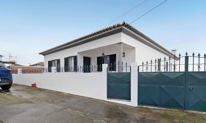 Angra do Heroismo House | Holiday Home 'Casa Das Hortênsias' with Sea View, Private Terrace and Wi-Fi