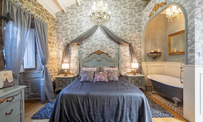 Corcubion House | Holiday Home 'Casa De Carmen' with Private Terrace, Wi-Fi and Air Conditioning