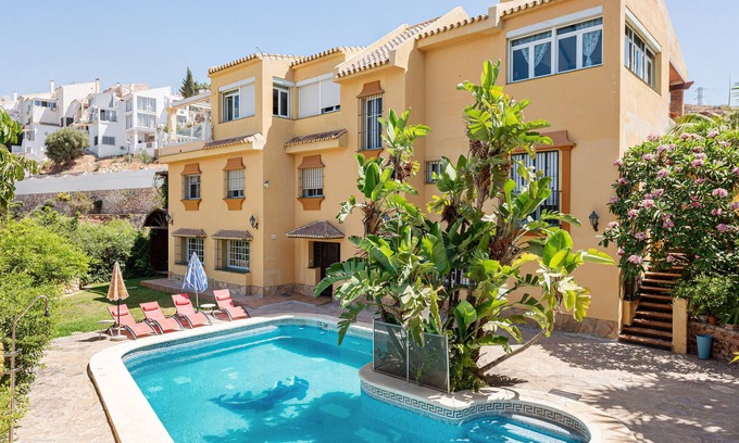 El Candado Villa | Holiday Home 'Casa Del Golf - 10 Minutes on Foot' with Mountain View, Private Pool and Wi-Fi