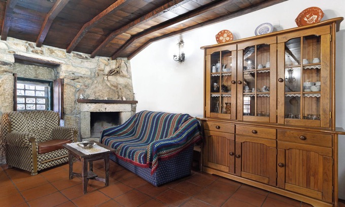 Rossas House | Holiday Home 'Casa Do Boticas' with Mountain View, Shared Pool and Wi-Fi