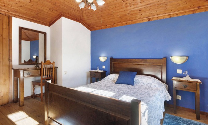 Rossas House | Holiday Home 'Casa Do Boticas' with Mountain View, Shared Pool and Wi-Fi