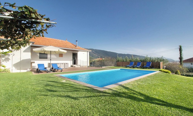 Carreco House | Holiday Home 'Casa Do Cato' with Sea View, Wi-Fi and Air Conditioning