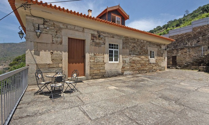 Armamar House | Holiday Home 'Casa Do Riacho - Douro' with Mountain View, Private Terrace and Wi-Fi