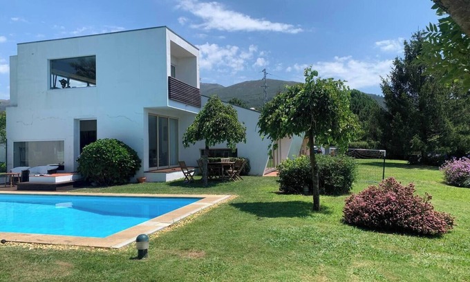 Vila Nova de Cerveira House | Holiday Home 'Casa Dos Silêncios - Paz E Natureza' with Mountain View, Pool and Wi-Fi