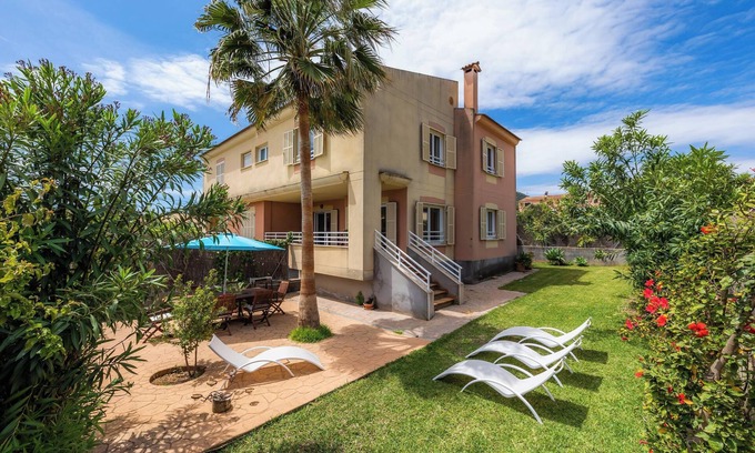 Son Moll House | Holiday Home Casa Luz close to the Beach with Wi-Fi & Garden