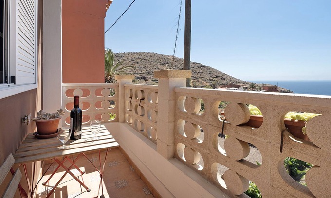 Alojera House | Holiday Home Casa María Alojera with Sea View, Balcony & Wi-Fi