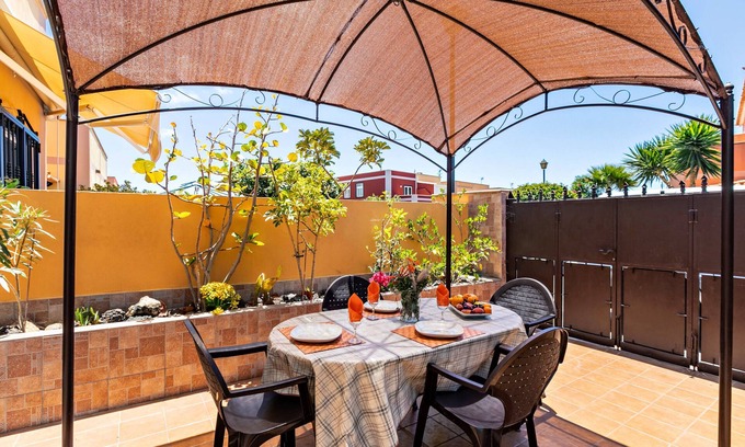 Las Rosas House | Holiday Home Casa Golfin with Garden View, Wi-Fi & Terrace
