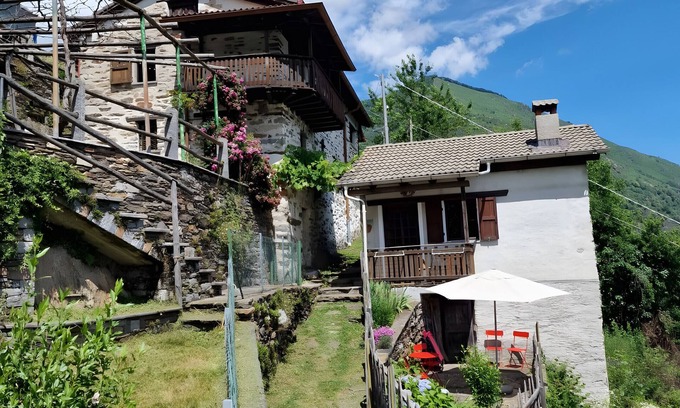Lunecco House | Holiday Home 'Casa Grande' with Private Garden, Balcony and Wi-Fi