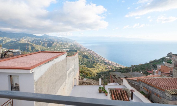 Forza d'Agro House | Holiday Home 'Casa con Terrazze Vista Mare' with Sea View, Wi-Fi and Air Conditioning