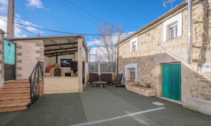 Merindad de Rio Ubierna House | Holiday Home 'Casa La Molina' with Mountain View, Private Terrace and Private Garden