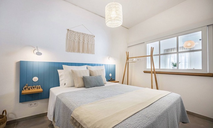 Vila do Bispo House | Holiday Home 'Casa Mateus' with Terrace & Wi-Fi