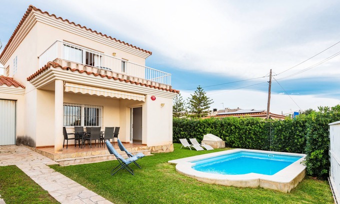 Vinaros House | Holiday Home 'Casa Mar' with Sea View, Pool, Garden & Wi-Fi