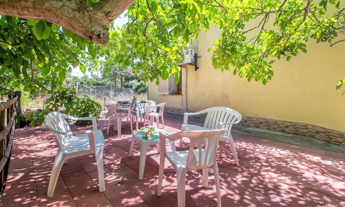 San Lorenzo House | Holiday Home 'Casa Ottula' with Private Garden, Wi-Fi and Air Conditioning