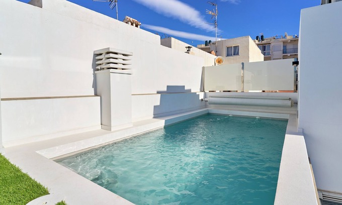Nerja City Centre House | Holiday Home 'Casa Parras' with Private Pool, Wi-Fi and Air Conditioning
