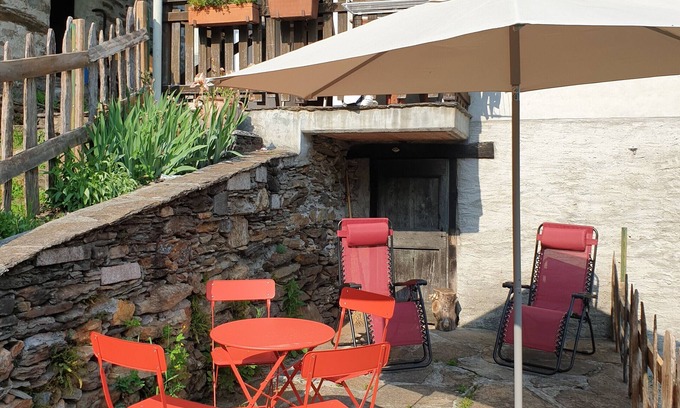 Lunecco House | Holiday Home 'Casa Piccola' with Mountain View, Private Garden and Wi-Fi