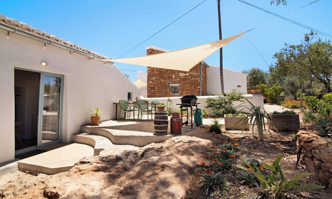Moncarapacho e Fuseta House | Holiday Home Casa Burro with Mountain View, Shared Pool, Garden & Wi-Fi