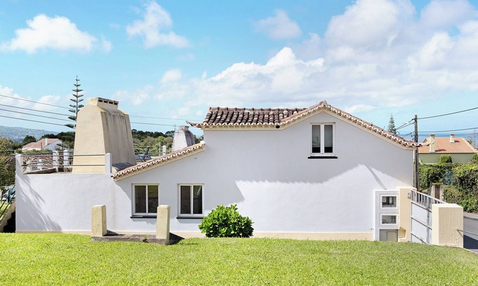 Fenais da Luz House | Holiday Home 'Casa da Batalha' with Garden, Open Terrace & Wi-Fi
