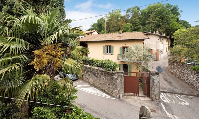 Ispra House | Holiday Home 'Casa Romantica' with Private Terrace, Balcony and Wi-Fi