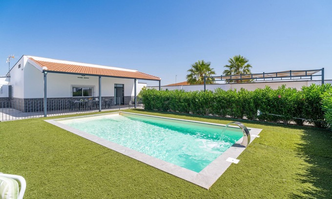 La Lantejuela House | Holiday Home 'Casa Rural Villa Gordito' with Private Pool, Wi-Fi and Air Conditioning