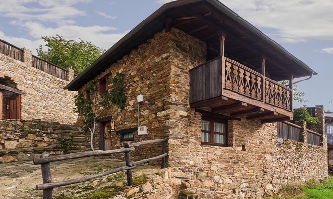 Priaranza del Bierzo House | Holiday Home 'Casa Rural Cornatel' with Private Terrace and Balcony
